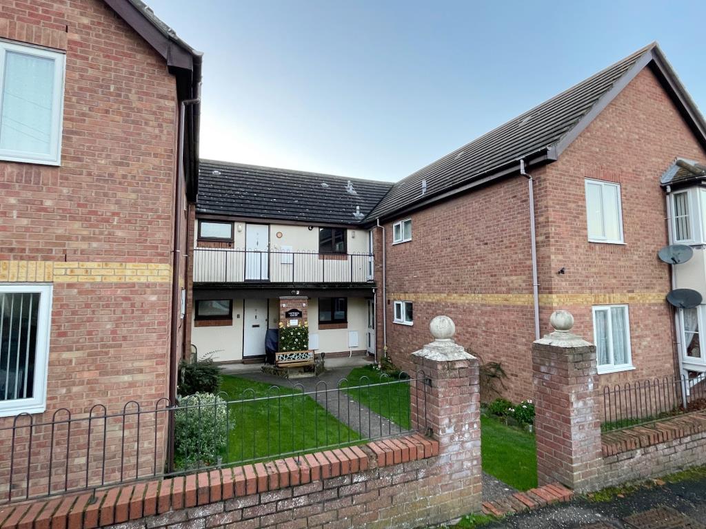 Lot: 99 - VACANT GROUND FLOOR ONE-BEDROOM FLAT IN ESSEX COASTAL TOWN - General view of the block Victoria Court